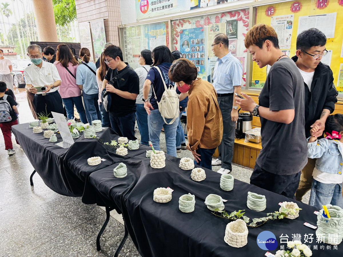 學童陶藝、青花瓷設計與立體創作等展示。（坪頂國小提供）