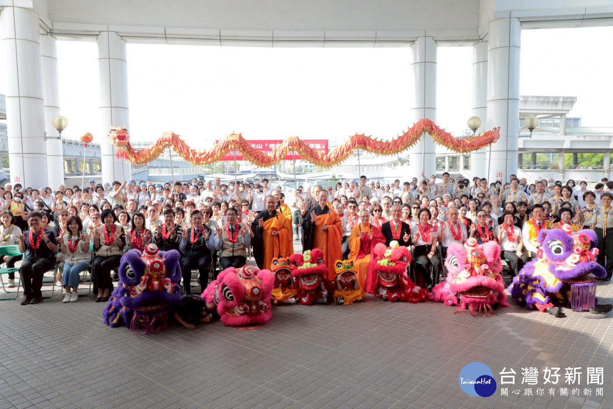 黃偉哲參與佛光山60週年浴佛園遊會　祈願社會祥和、國泰民安