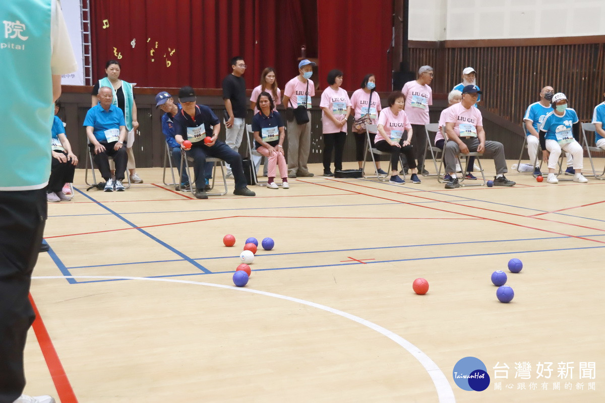 地板滾球坐著擲球頗為輕鬆。（記者扶小萍攝）
