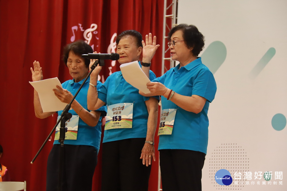 三位阿嬤上台宣示也感謝東華醫院讓大家樂於運動。（記者扶小萍攝）