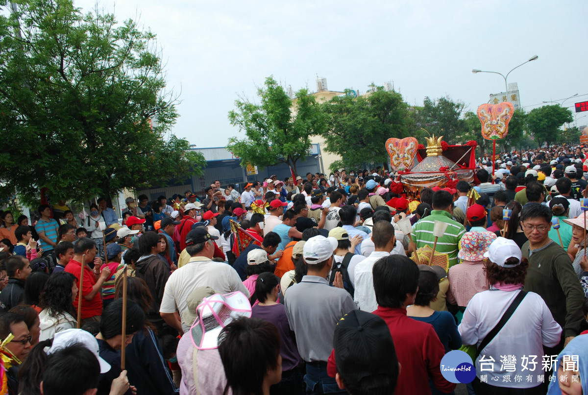 大甲媽九天八夜遶境回鑾　信徒簇擁遶街