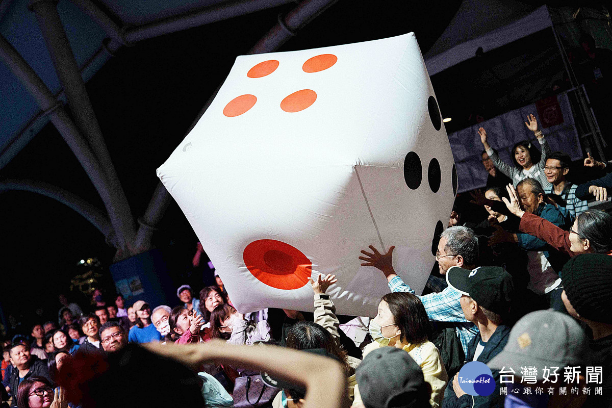 《美味當家》仿效當年龍岡的忠貞、中正、貿易七村的過年習俗，帶動全場觀眾大玩「拋」骰子