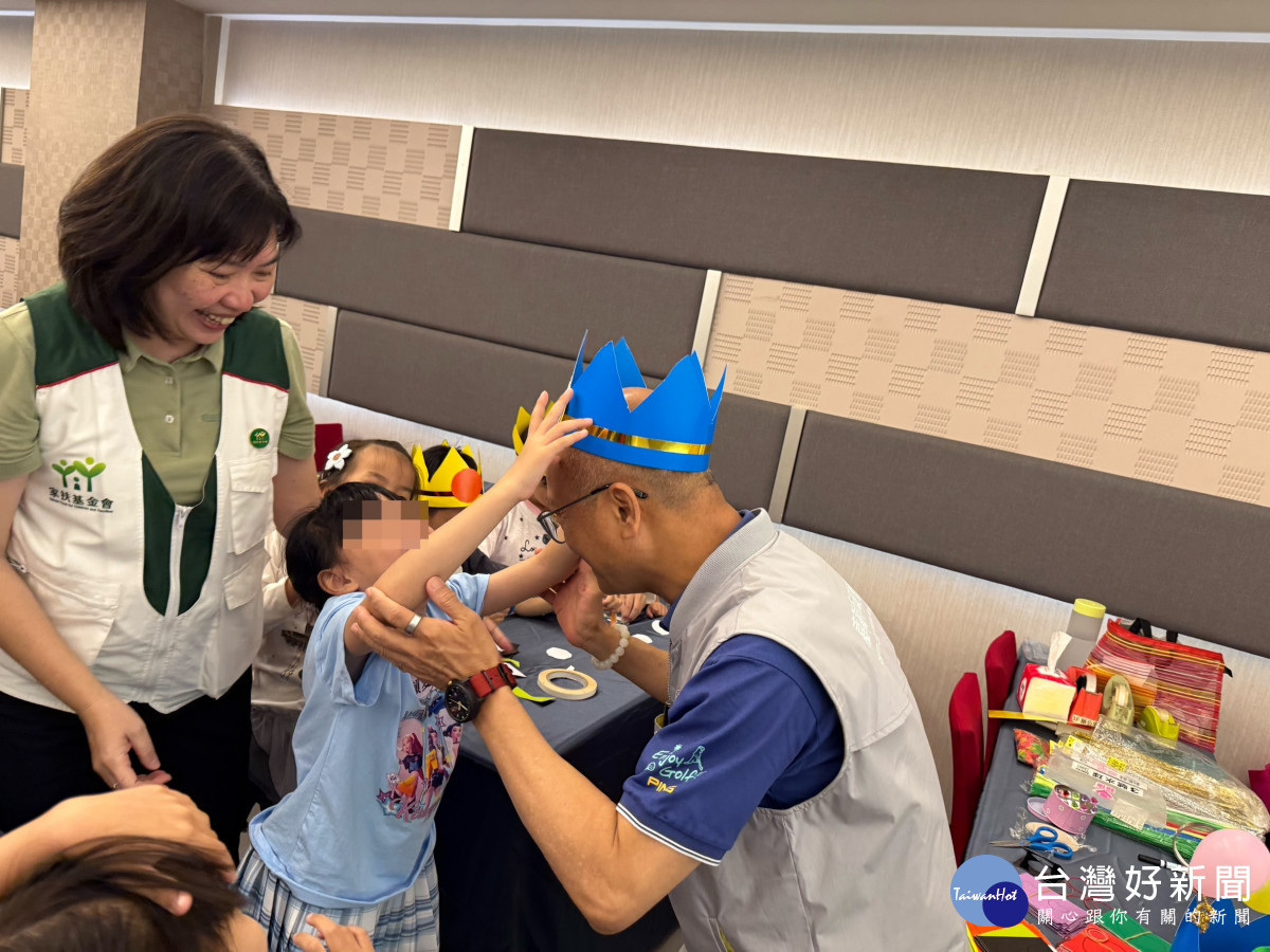 「嘉義地區寄養家庭授證暨表揚典禮」嘉義市副市長陳永豐感謝寄養家庭為困境中的兒童與少年提供了關愛與照顧／市府提供