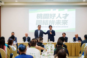 民進黨主席賴清德親赴桃園與地方黨部召開座談會，正式向外界介紹桃園市長候選人黃世杰。