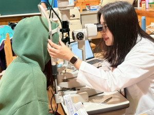 馬偕醫院團隊在司馬庫斯小學為民眾提供眼科視力檢查。