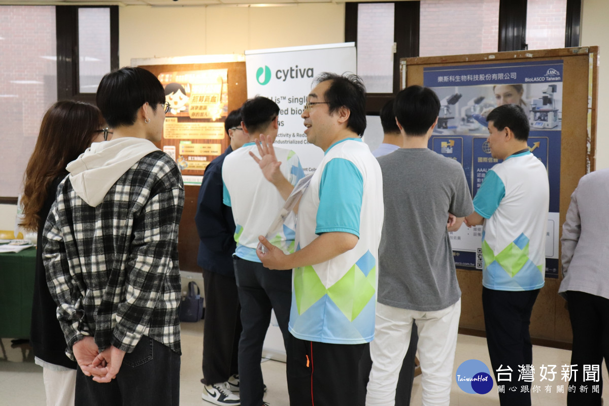 長庚大學生醫聯合就業博覽會，邀請企業代表與學生面對面交流，協助學子掌握產業趨勢與就業機會