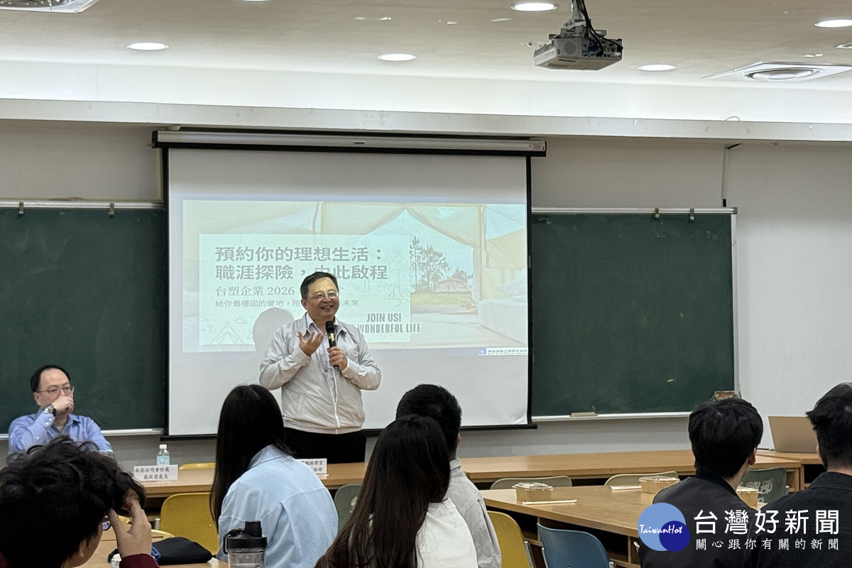 南亞總經理室邱昌德資深經理於長庚大學徵才說明會中分享職涯發展與產業趨勢，延攬優秀學子加入