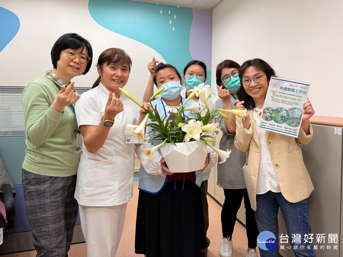 一盆親手栽種的百合，滿滿感謝院方管理中心。 (桃療提供)