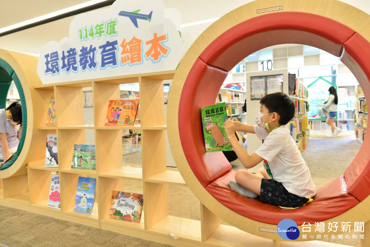 環保局指出，得獎作品自即日起至5月31日於桃園市立圖書館總館展出。<br />
