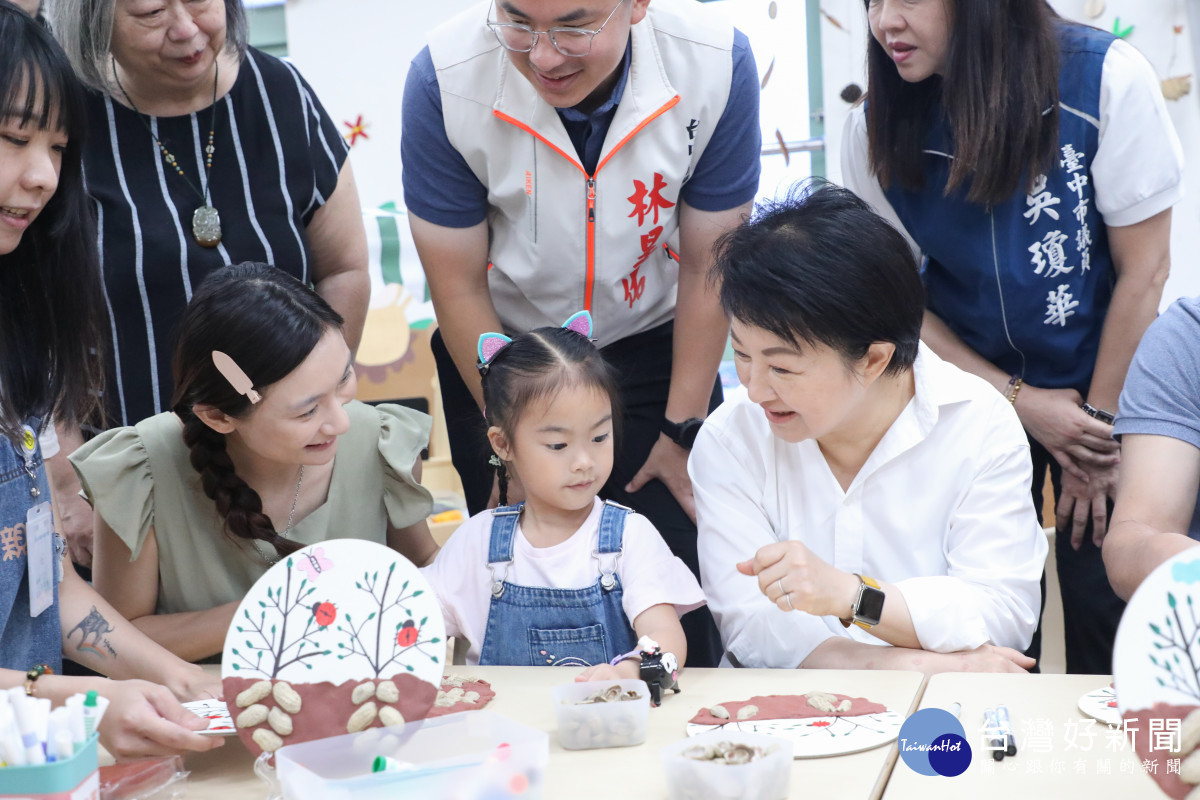 盧市長與小朋友一起做花生殼黏土