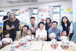 盧市長、江副院長及多位民代與小朋友們一起秀出作品