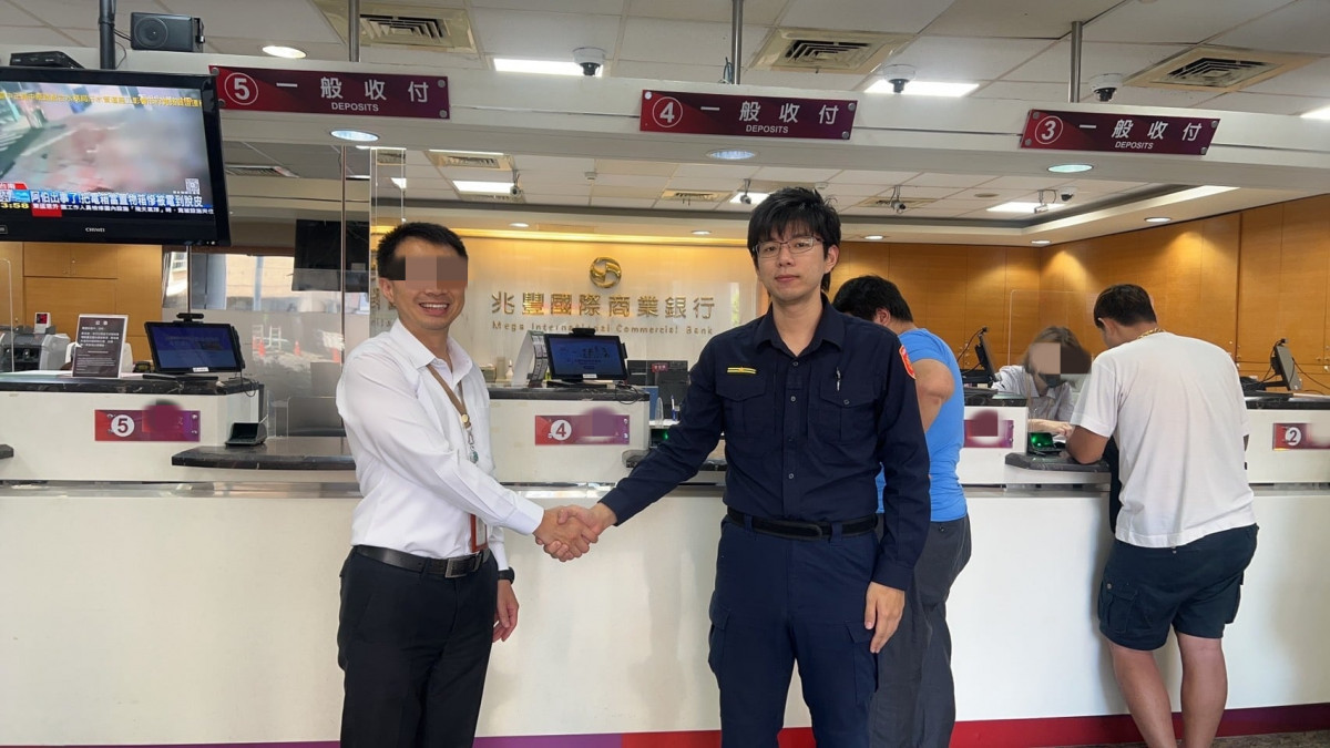 中壢警分局巡官機警攔阻詐騙，成功保住民眾200萬元血汗錢。