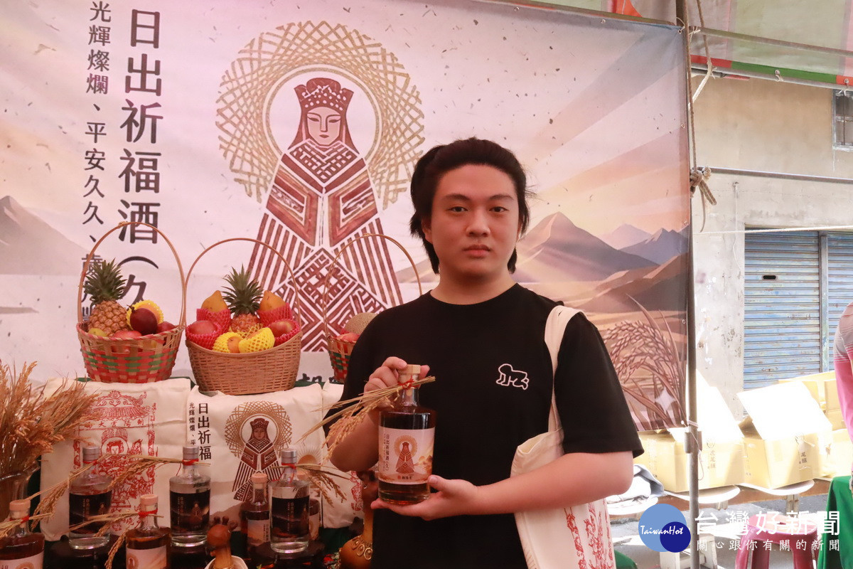 陳彥糖同學設計日初祈福酒（久）媽祖外包裝造型。（記者扶小萍攝）