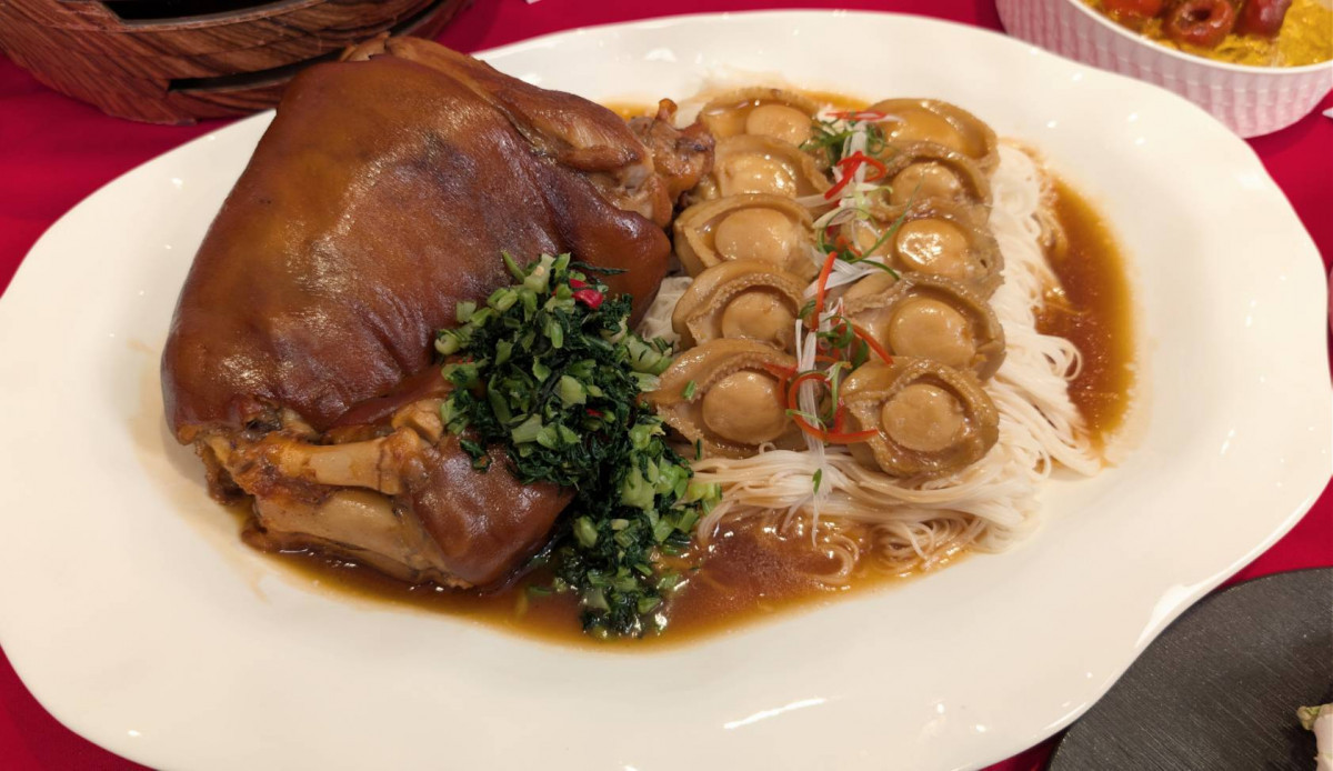 「黃金鮑魚富貴蹄」選用富含膠質的豬腳，滷至皮Q軟嫩、入口即化。