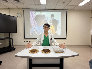 衛生福利部臺中 醫院中醫科鄭惟仁醫師說明，中醫利用麥芽等中藥可有效抑制兒童性早熟。圖/台中醫院