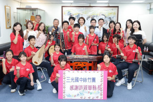 許縣長接見連續三年全國特優的三光絲竹樂團成員。（縣府提供）