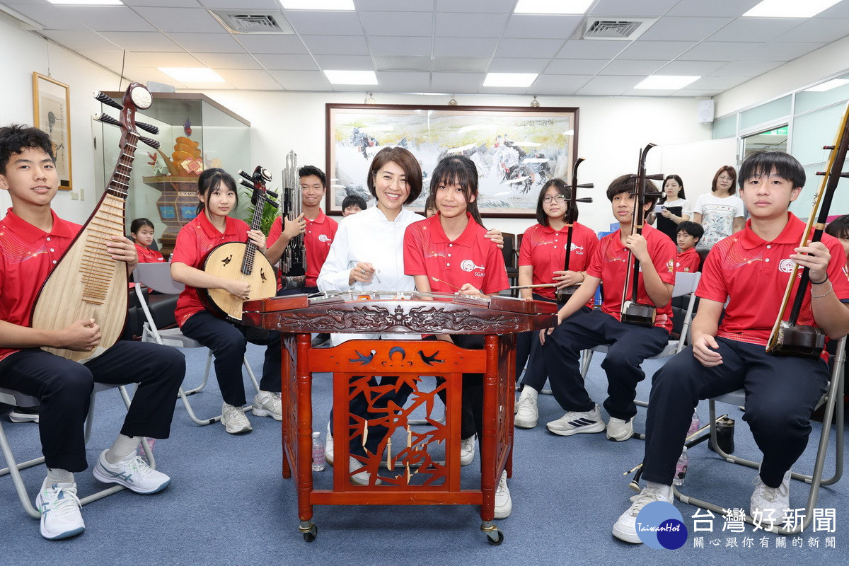 許縣長當場向團員討教小露一手。（縣府提供）