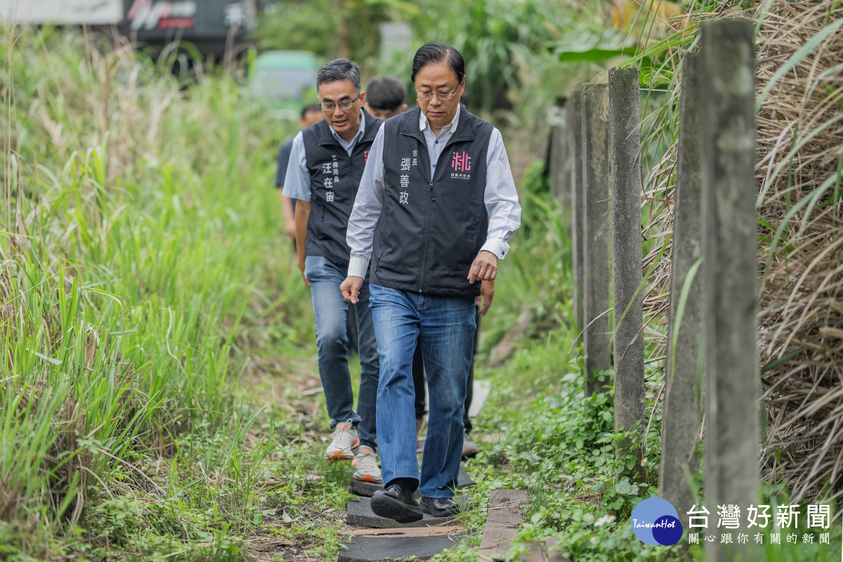 張善政市長視察龜山南美國小通學廊道與公兒六用地。