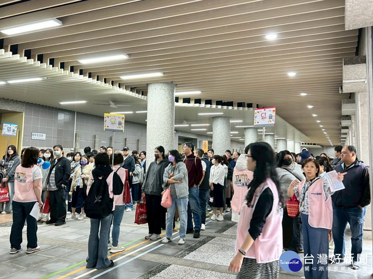 準新生與家長依分區指示牌排隊報到，現場人潮踴躍