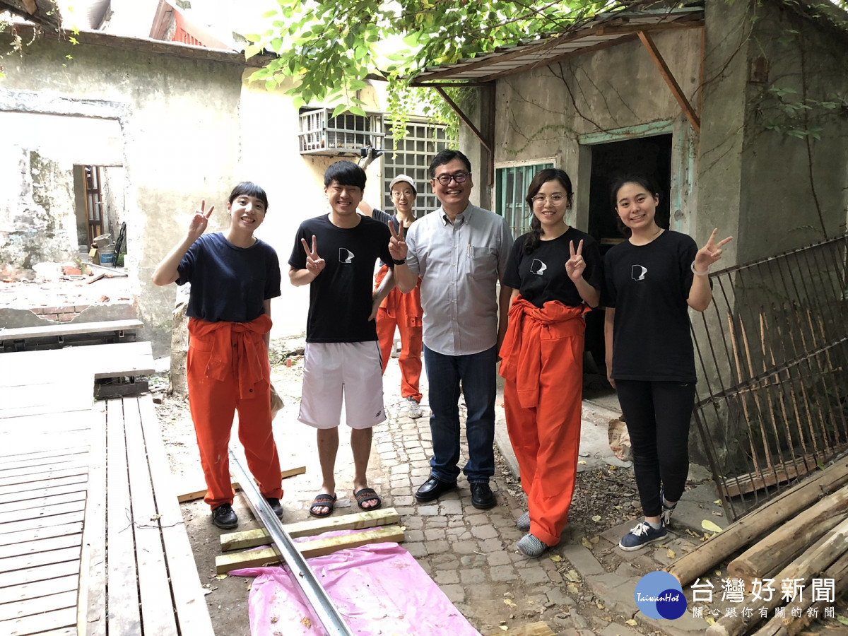 中原大學教授曾光宗長年投入建築教育，用心指導學生進行建築實作設計。