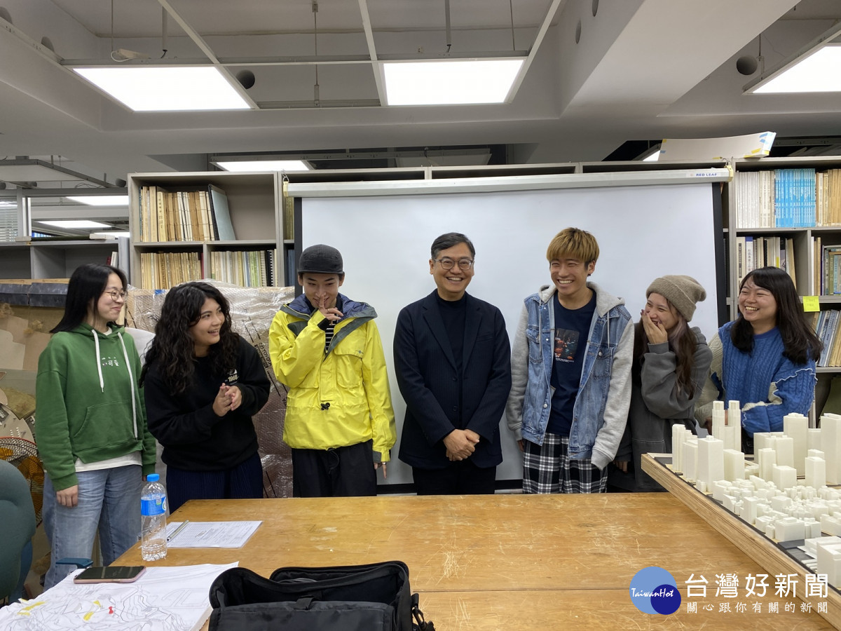 中原大學教授曾光宗長期推動國際學術交流與跨文化學習，與畢業設計組台灣及日本學生合影。