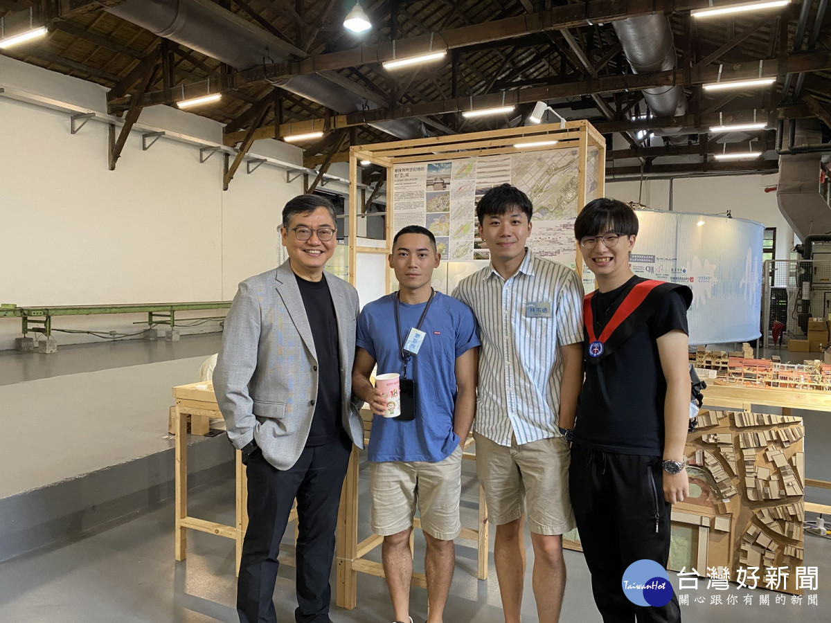 曾光宗與中原建築學生於畢業設計展合影，展現教學成果與師生情誼。