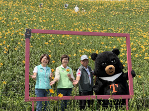 立法委員黃秀芳、陳素月、參山處長曹忠猷及喔熊組長一同推廣金針花海。圖／參山處提供