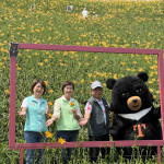 立法委員黃秀芳、陳素月、參山處長曹忠猷及喔熊組長一同推廣金針花海。圖／參山處提供
