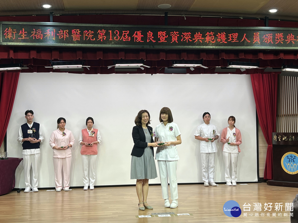 桃療護理師曾珮軒榮獲衛福部閃亮新人獎　點亮病友復元之路