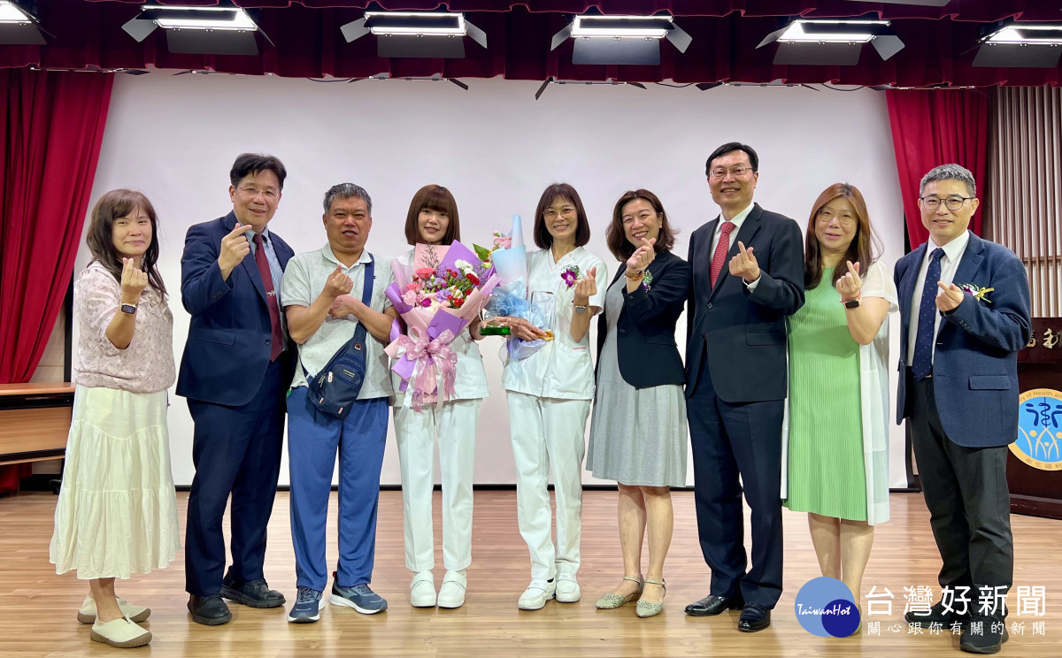 桃療院長廖定烈(右)與護理主任邱金快(左)親自出席頒獎典禮為閃亮新人獻上祝賀與鼓勵。 (桃療提供)