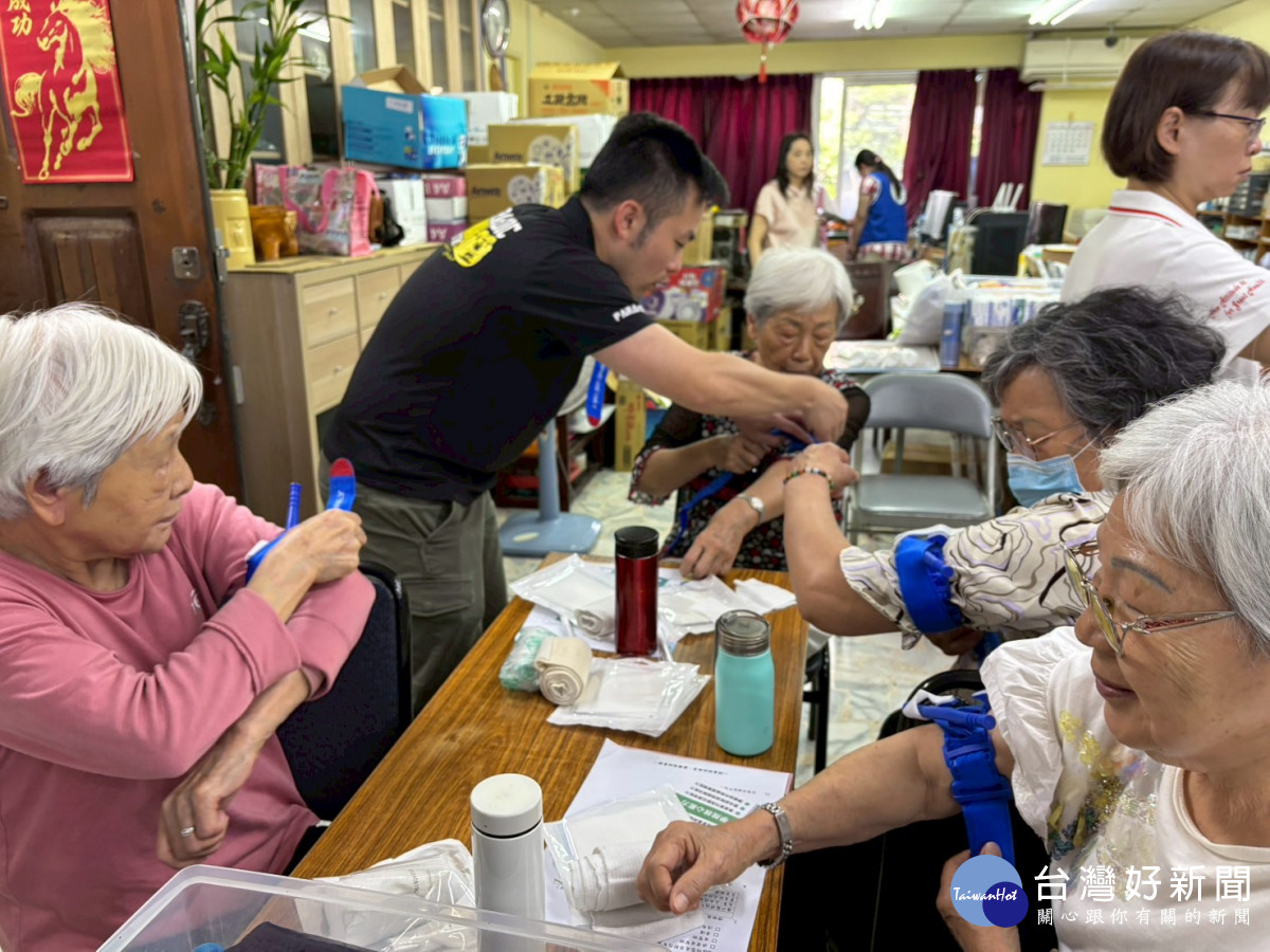 老師教導民眾使用止血帶