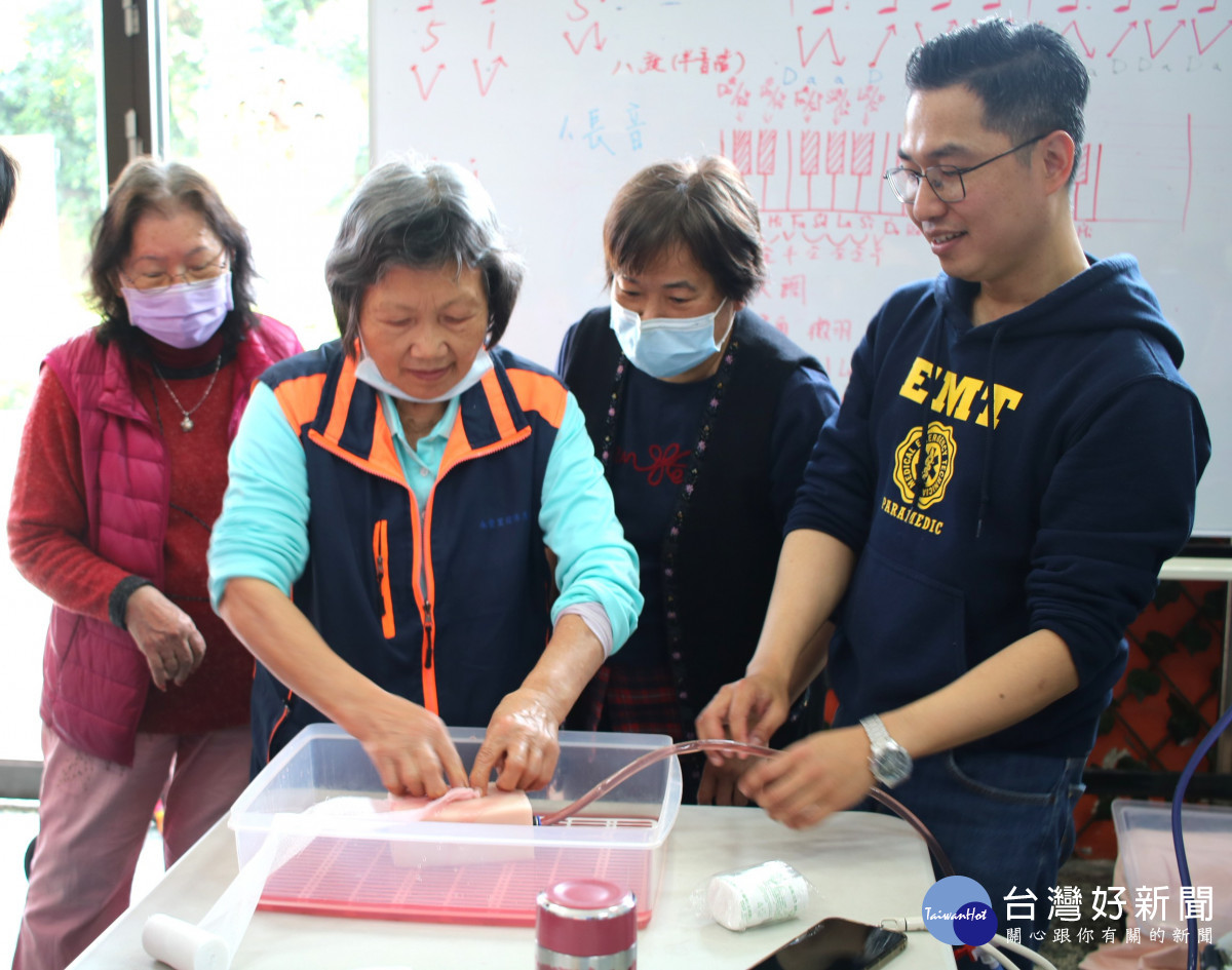 民眾體驗止血法