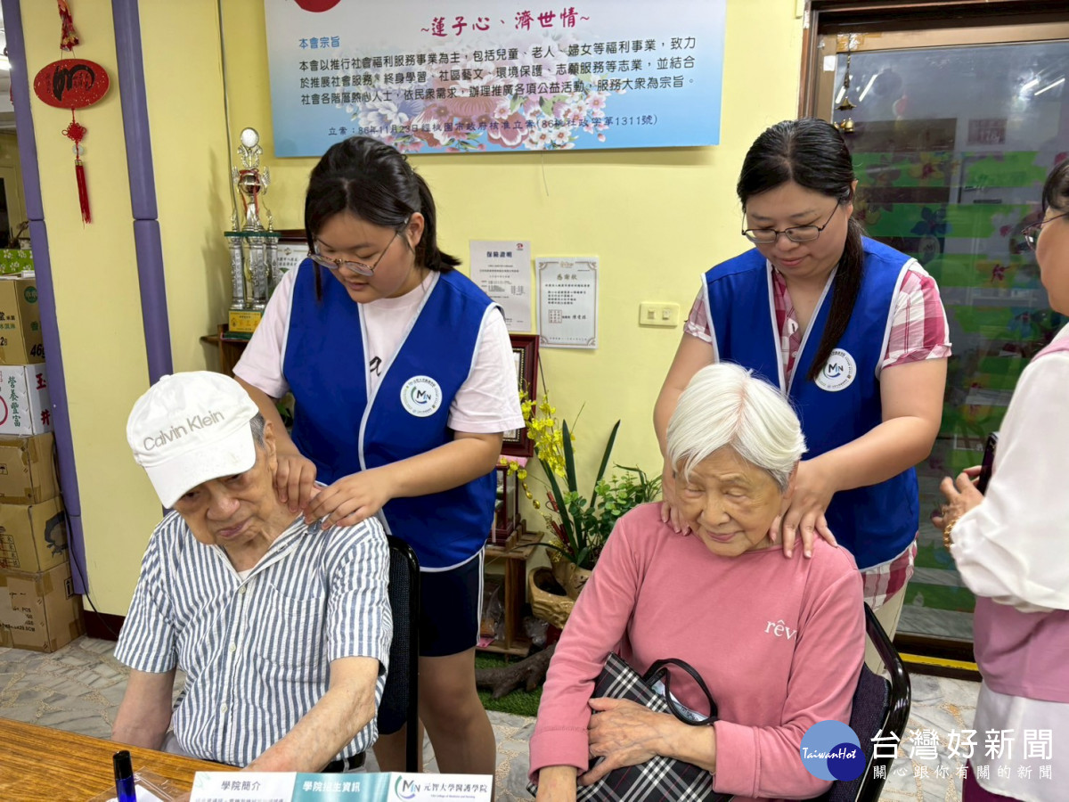 元智大學護理系學生示範精油按摩