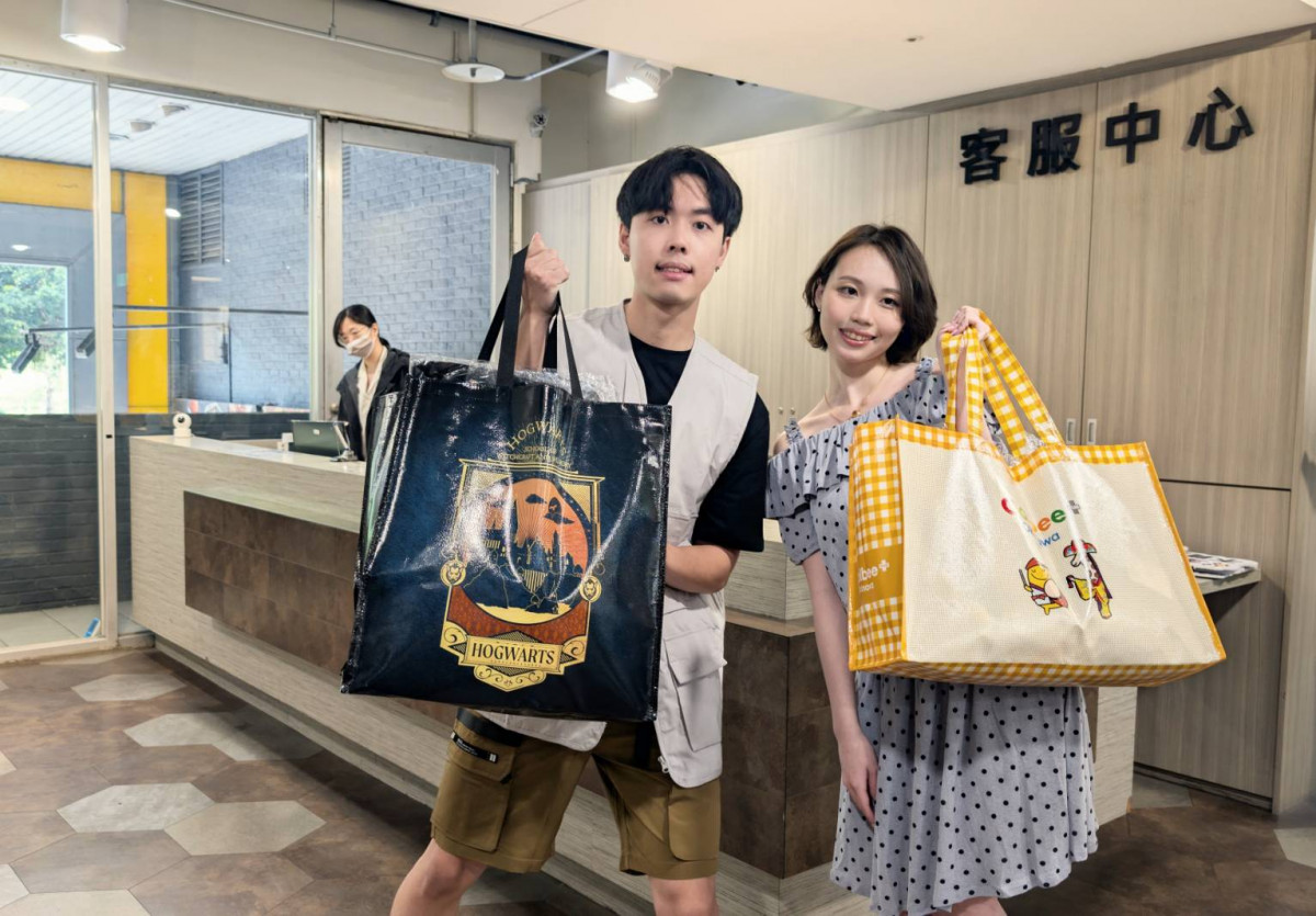 日曜會員只要當日單筆消費滿500元，且自備購物袋、不向專櫃索取額外提袋，即可獲贈100元商品券乙張。