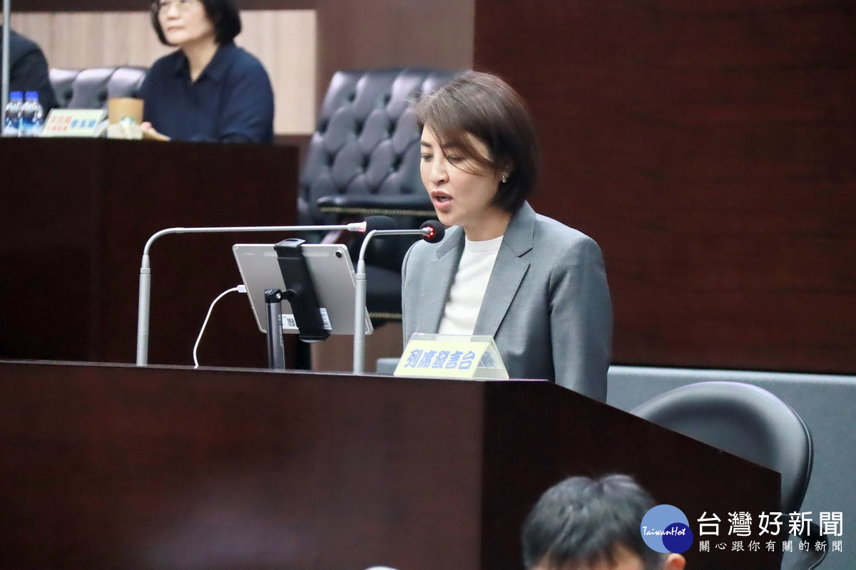 許縣長做施政報告。（記者扶小萍攝）