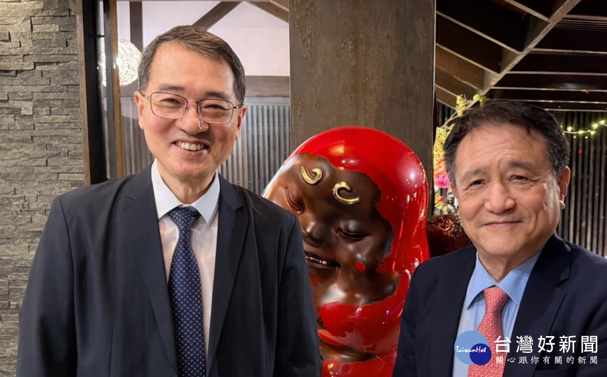 暨大校長武東星(左)、WURI基金會主席趙東成教授(右)，歡迎全球創新大學校長及學校代表，參加2026HLU年會暨WURI排名發布盛典。（暨大提供）