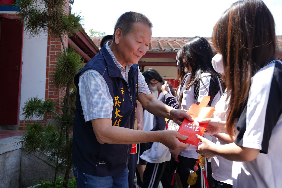 致贈「考生祈福禮」給每位考生。