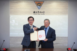 中央大學校長蕭述三（右）與國家圖書館代理館長翁誌聰（左）共同簽署合作，一同為歷史文獻活化而努力。