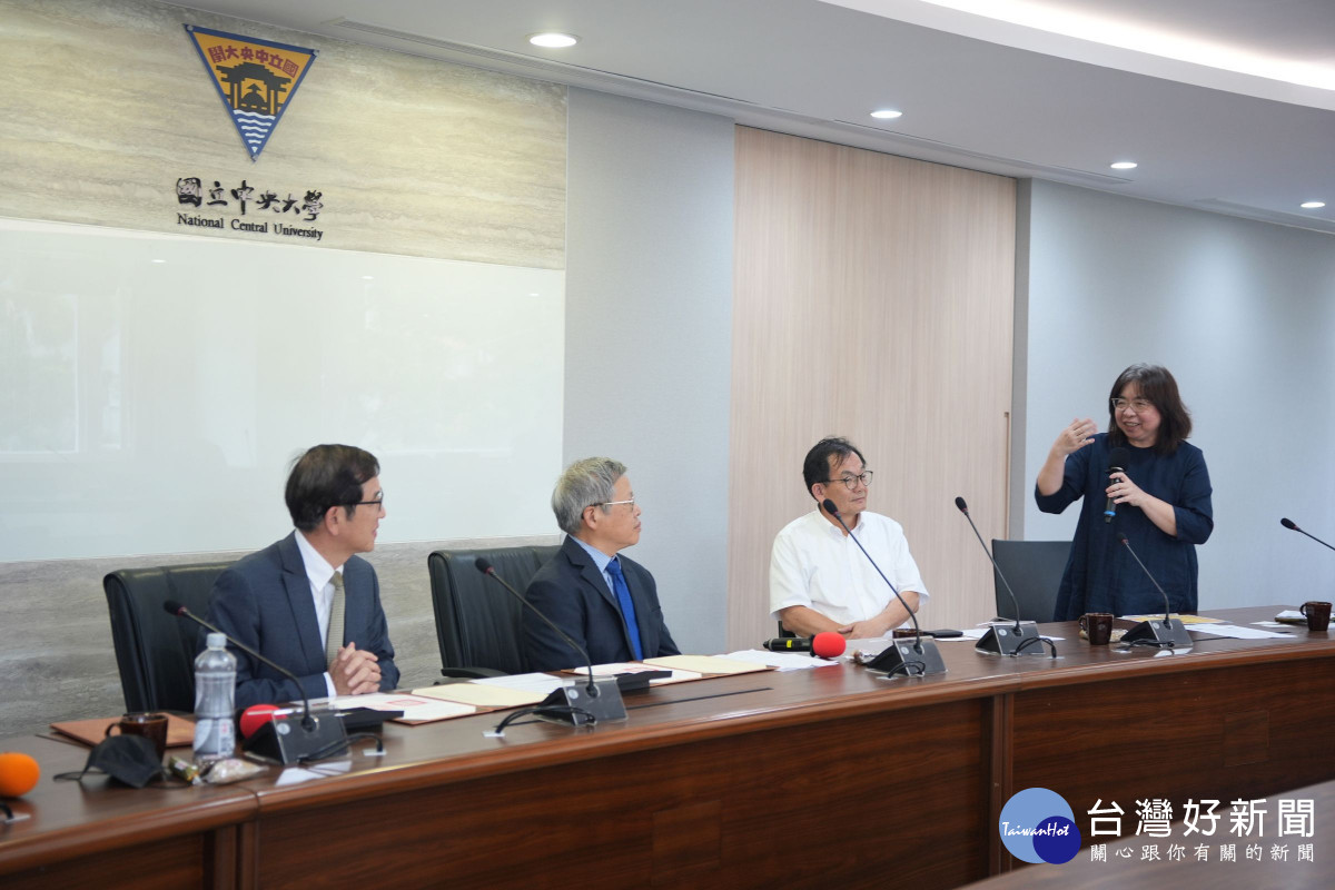 中央大學圖書館高櫻芬館長（右一）分享，本次共篩選出107冊具備數位化潛力的珍貴舊籍。