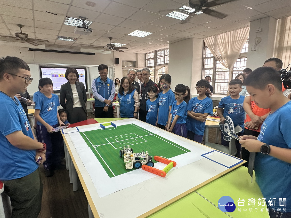 同學展示平板輔助積木機器人互動。（記者扶小萍攝）