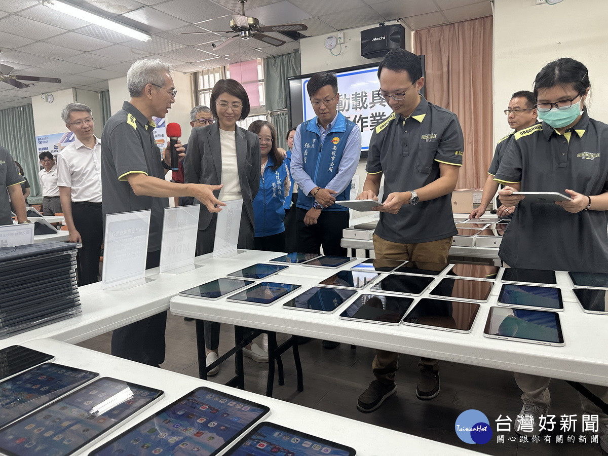 來賓參觀並瞭解平板的管控作業。（記者扶小萍攝）