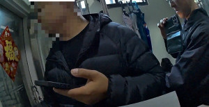 警方在新北市三重區埋伏查緝，查獲周嫌到案。