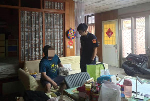 員警到場勸說後，及時攔阻曾男遭詐。