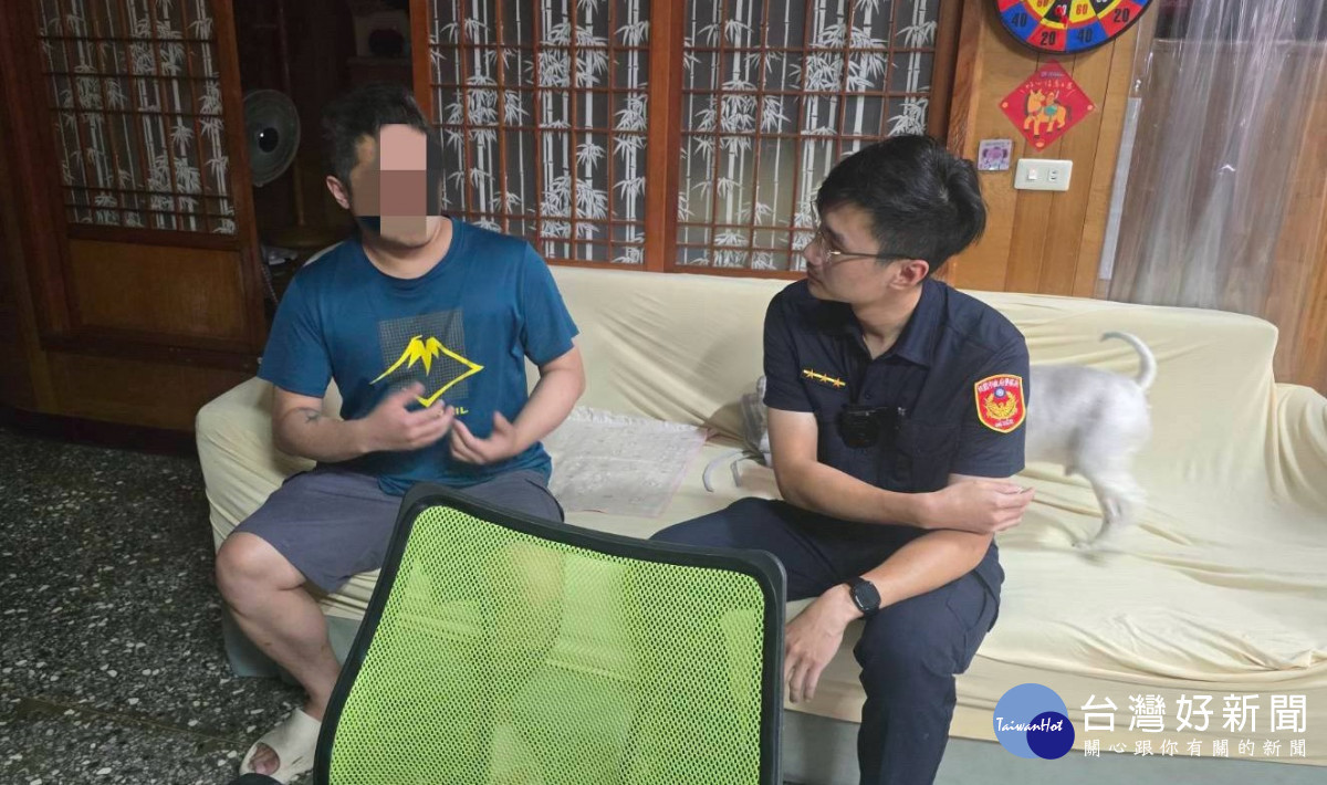 員警到場勸說後，及時攔阻曾男遭詐。