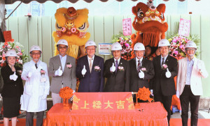 臺灣大學楊志新副校長（右四）、臺大醫院余忠仁院長（左四）、新竹臺大分院洪冠予院長（右三）、新竹科學園區管理局胡世民局長（左三）、新竹市邱臣遠副市長（右二）等貴賓共同於鋼構簽名。