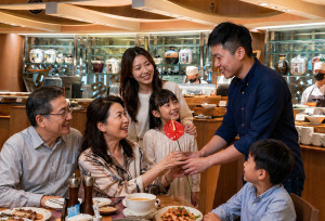 5月9日至10日期間，遠東Cafe自助餐廳將準備台南在地火鶴花贈送用餐媽媽，數量有限，送完為止。（圖／台南遠東香格里拉提供）