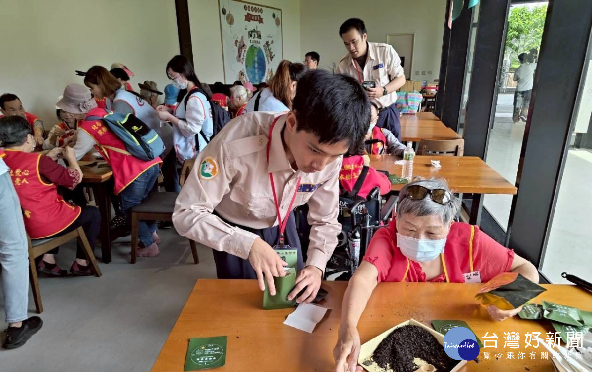 替代役協助阿嬤DIY。