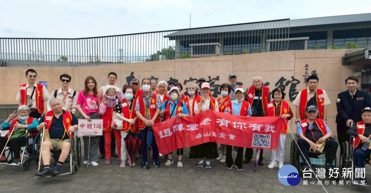 參加人員在客家茶文化館大合影。