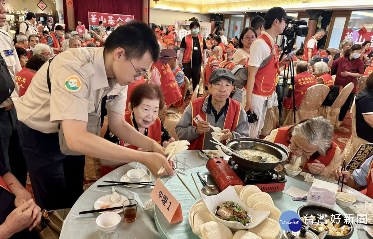 一日金孫陪伴用餐。