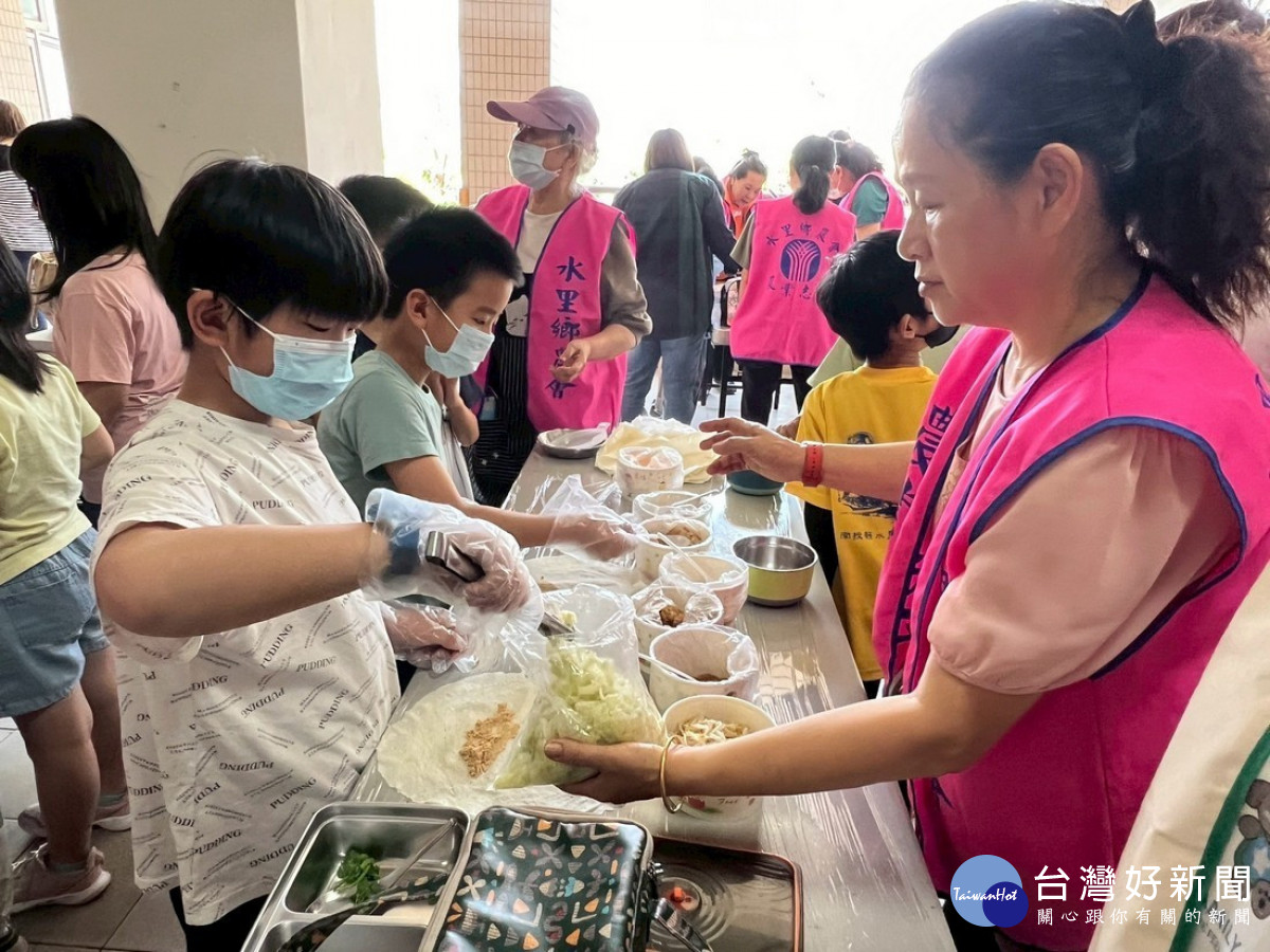 指導小朋友們學習包春捲的小技巧。